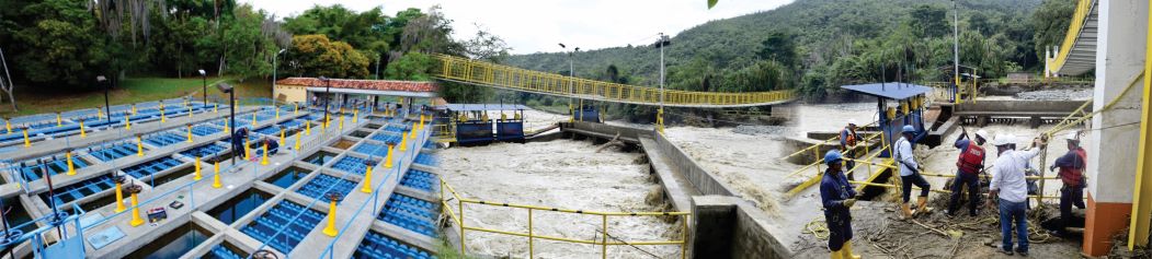 Diseño de tres fotografías del personal de la empresa realizando labores de destaponamiento en la Bocatoma